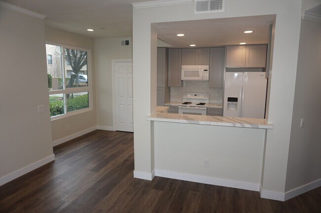 Building Photo - Highly Upgraded End Unit 2 Bedroom 2 Bathroom in Orange