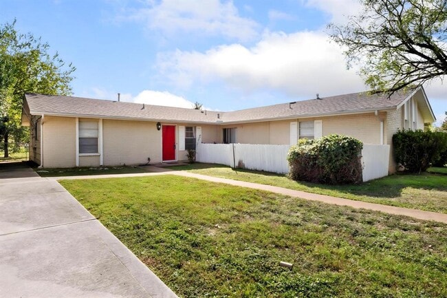 Building Photo - 2405 Parker Cir