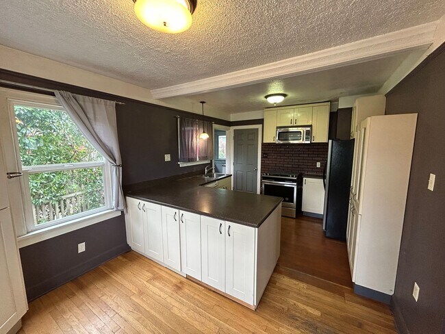Building Photo - Cozy 2 BD, 1 BA w/ 1 Car Garage in Tacoma!