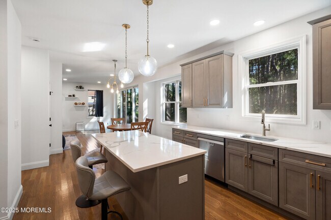 Building Photo - 1561 Scranton Ave