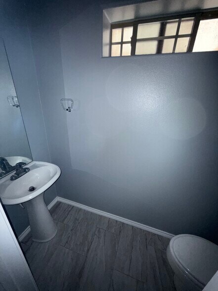 Building Photo - 106 S 48th Ln