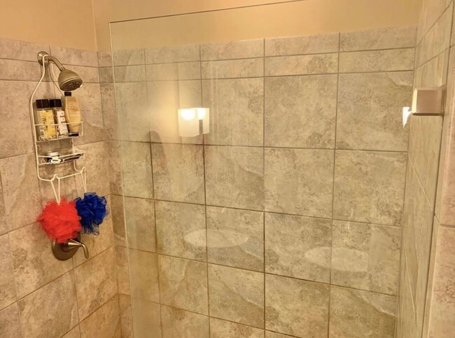 Building Photo - 2 BEDROOM 2.5 BATH TOWNHOME WITH DOWNTOWN ...