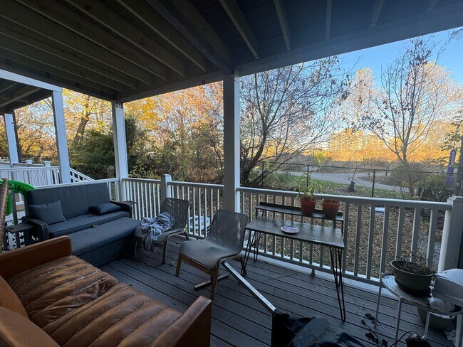 Building Photo - Great 4 bedroom w/ 2 full bathrooms - Northeastern