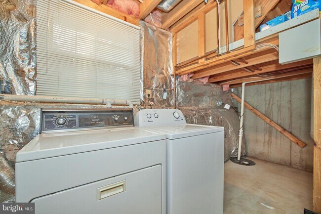 Building Photo - 6633 Skylemar Trail