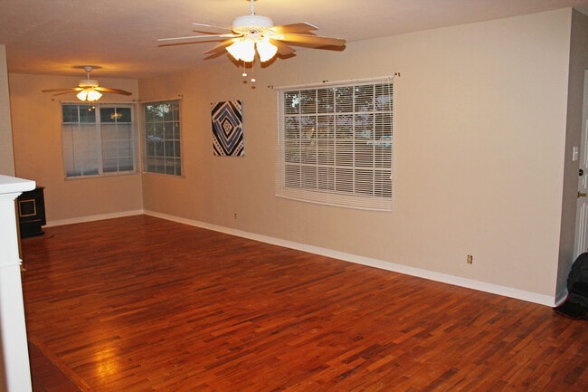 Building Photo - 921 N Halagueno St