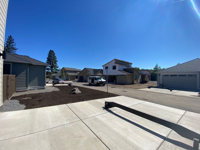 Building Photo - Beautiful home near Shevlin Park