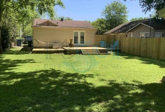 Building Photo - 2BR/1BA brick bungalow in Stiff Station, steps from UAMS!