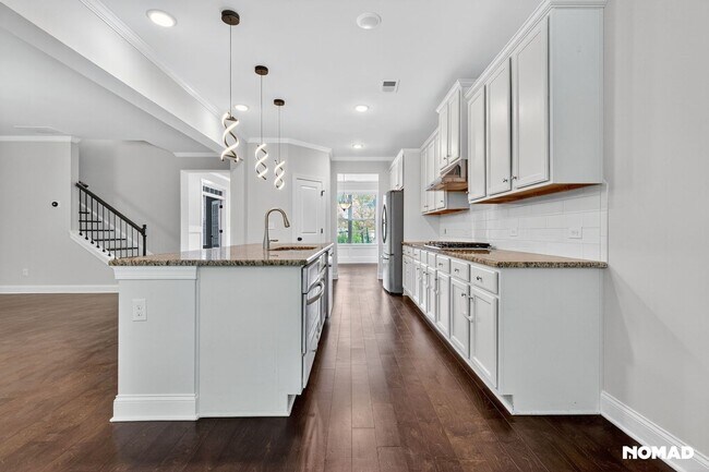 Building Photo - Spacious 5BR House in Buford