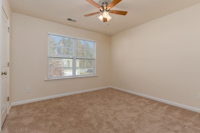 Building Photo - Amazing home in quiet and established neighborhood