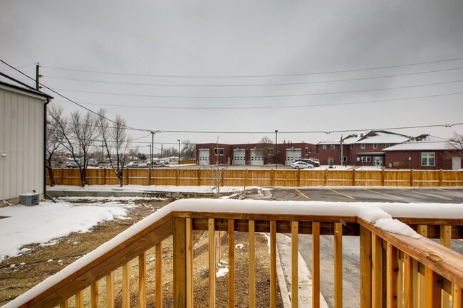 Building Photo - 3 Bedroom Townhomes For Rent