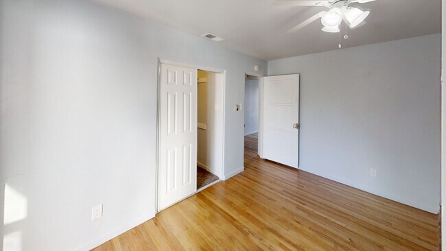 Building Photo - 6118 Pembroke Dr