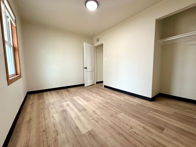 Building Photo - 3313-3315 Pompon Street