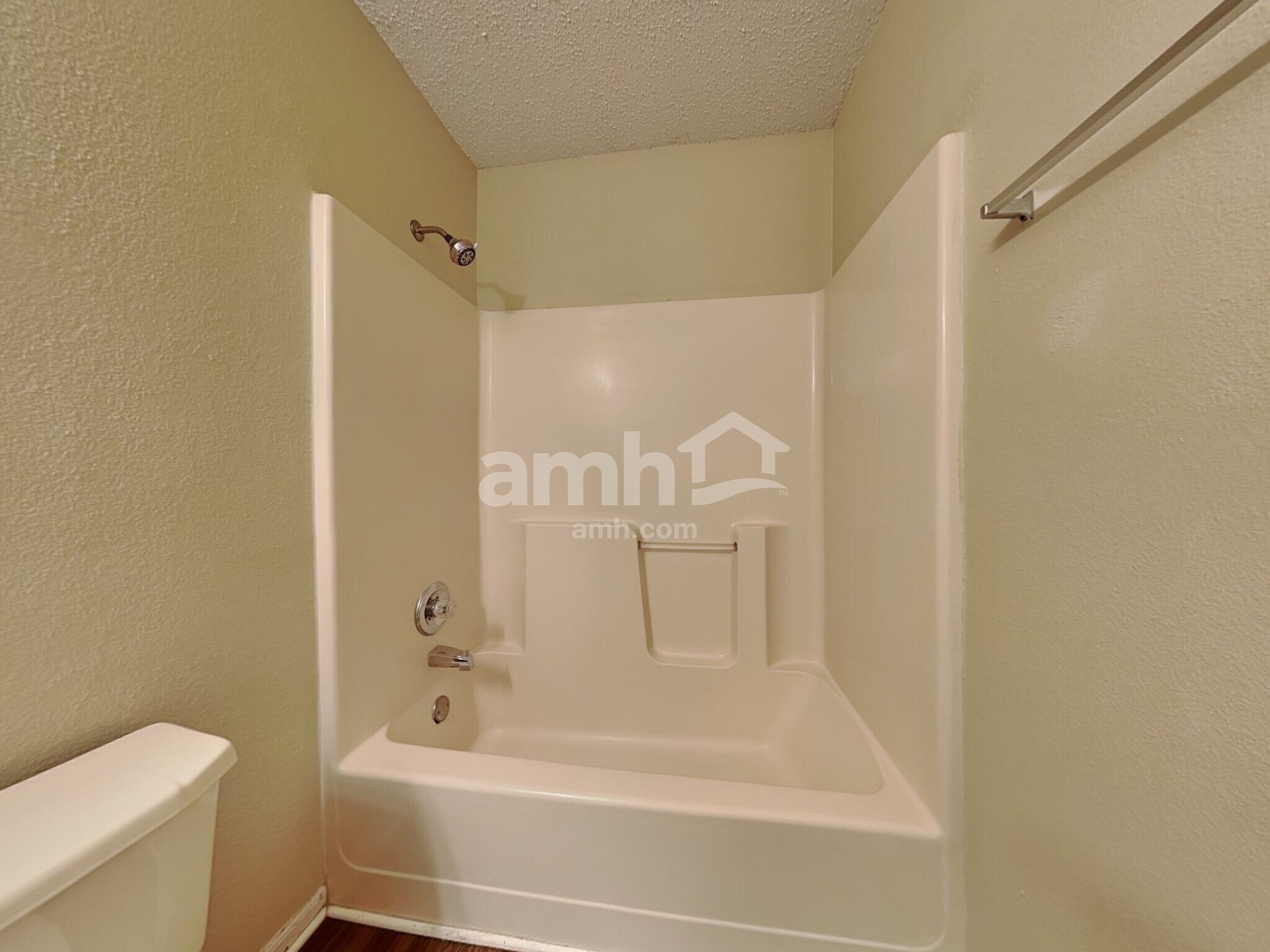 Building Photo - 5426 Alameda Rd