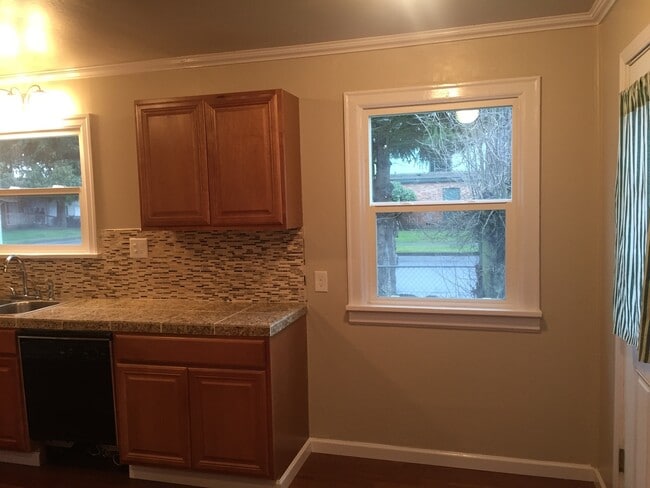 Building Photo - Beautifully remodeled 2 bed 1 bath home in Springfield!