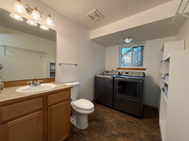 Building Photo - Beautiful Split-Entry 4 Bed 3 Bath Home Fully Fenced Yard