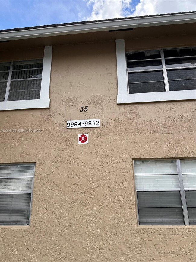 Building Photo - 9976 Twin Lakes Dr