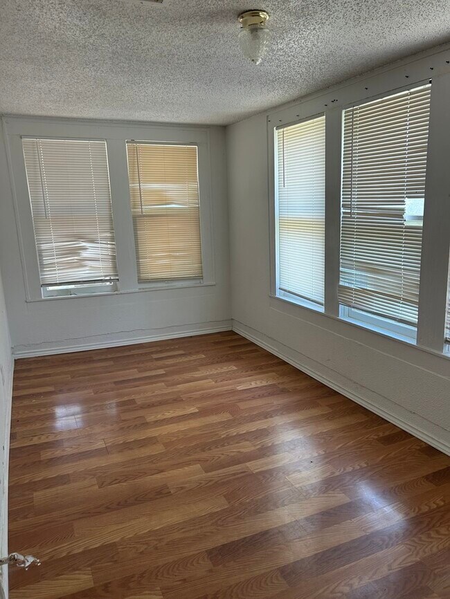 Building Photo - 3 bedroom house in Fort Worth for rent.