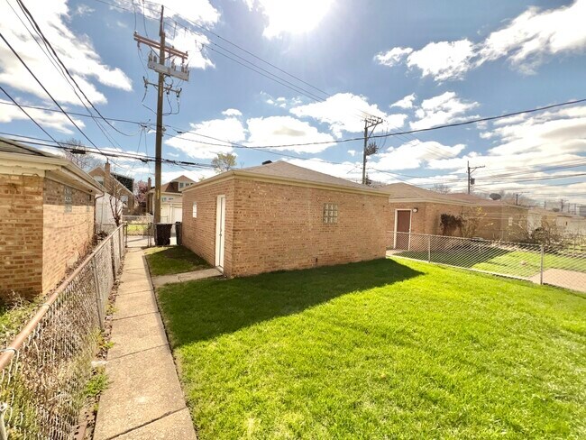 Building Photo - 5547 N Central Ave