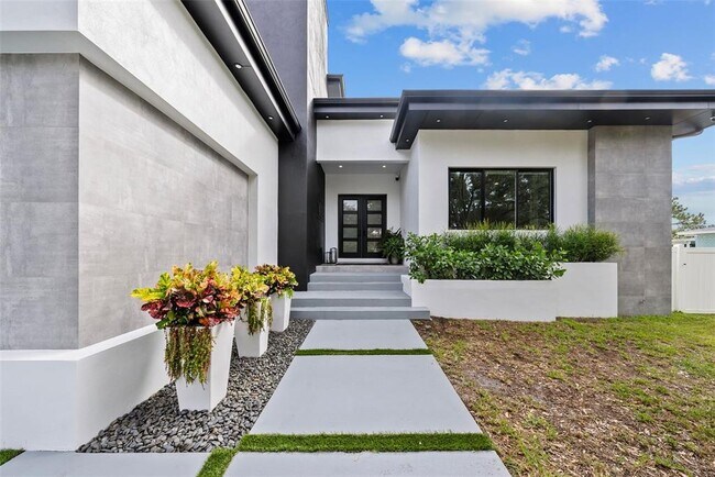 Building Photo - 3624 S Gardenia Ave