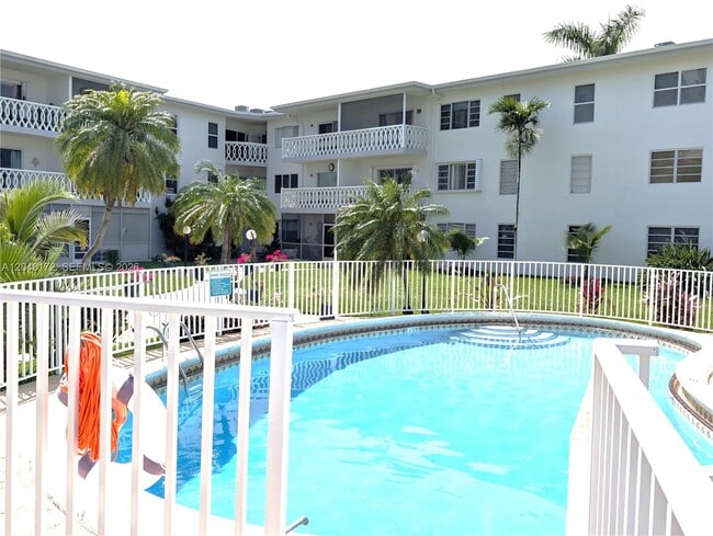 Building Photo - 450 Golden Isles Dr