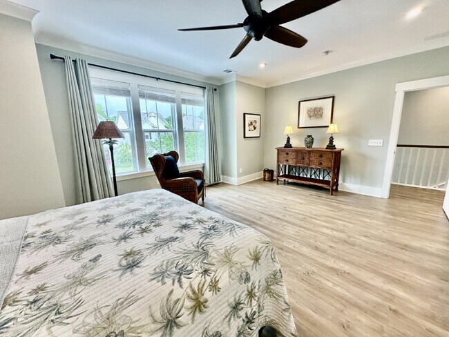 Building Photo - Beautiful Four Bedroom Fully Furnished Home Located in The Walk!