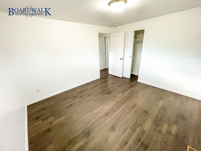 Building Photo - Charming Brick Rambler