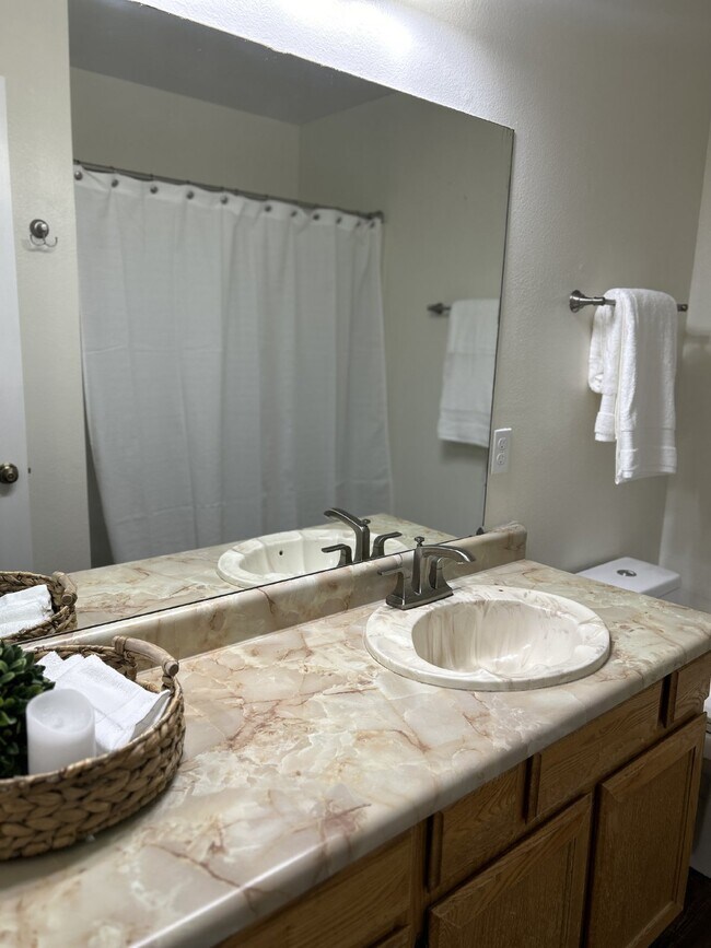Building Photo - 2 bedroom downtown condo next to the Hospi...