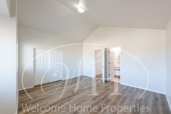 Building Photo - Enjoy the Open Floor Plan and Generous Storage in this College Place Duplex