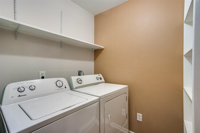Building Photo - 11658 Lakeside Park Dr