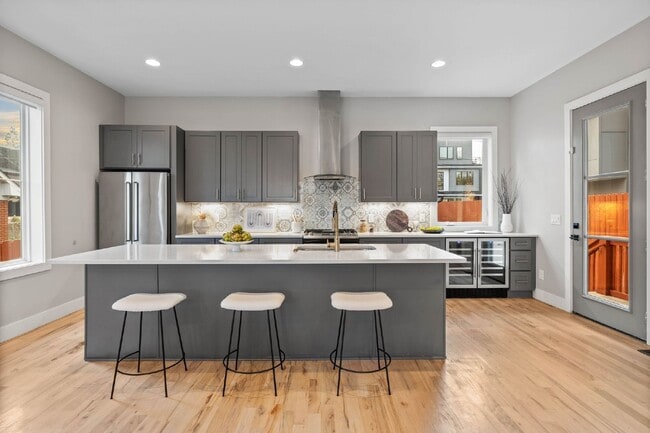 Building Photo - Spacious 4-Bed Gem in Nashville: 2360 sq f...