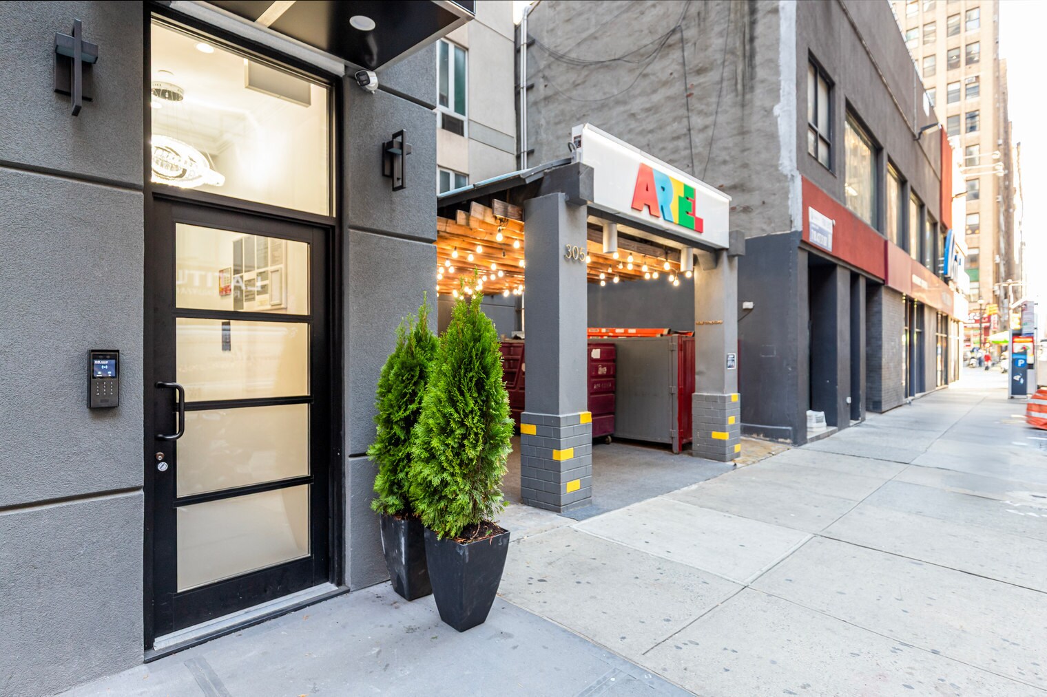 Building Photo - 307 W 39th St