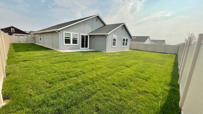 Building Photo - $2,199.00 / Large 4 bed 2 bath / 3 car gar...