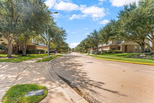 Building Photo - 5350 Brookway Dr