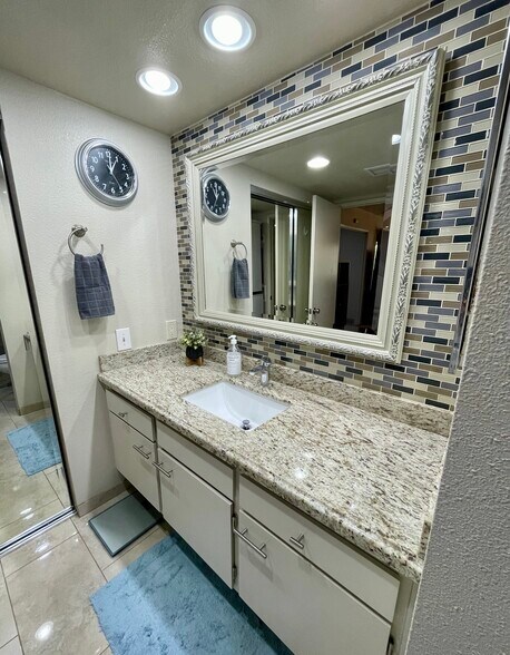 Building Photo - 453 E Via Escuela