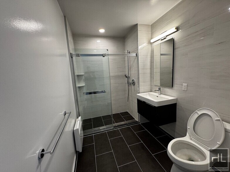 Building Photo - Northern Blvd | Flushing | Penthouse, 1BR/1BA w/Private Balcony, W/D & NO Broker's Fees!