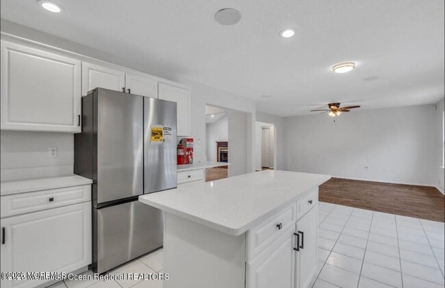 Building Photo - 5 Laketree Ct