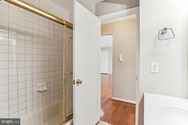 Building Photo - 102 Barnsfield Ct