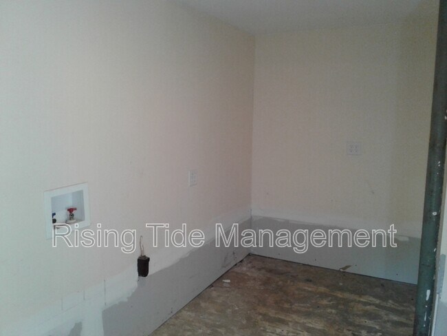 Building Photo - 1001 Christopher Dr