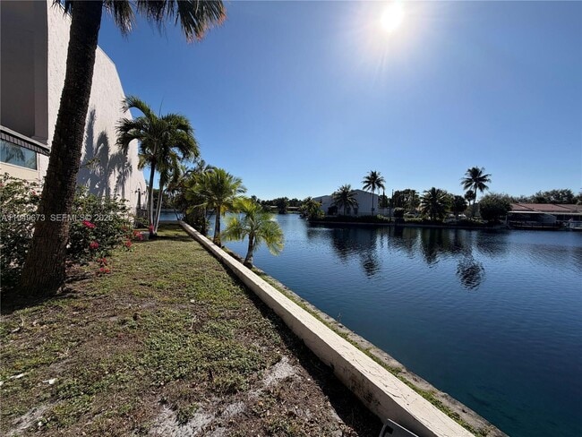 Building Photo - 7216 Jacaranda Ln