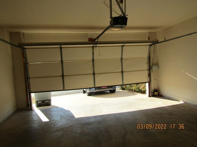 Building Photo - Fantastic Condo located close to Ft. Sill, Shopping and Restaurants Handicap Accessible! No Pet H...