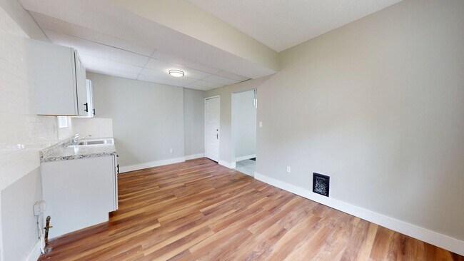 Building Photo - Madison/West Blvd neighborhood: 3 bedroom/1 bath single family home.