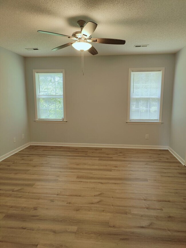 Building Photo - 2025 Ardmore Village Ln