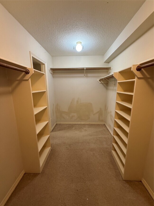 Building Photo - 523 Earls Ct Dr