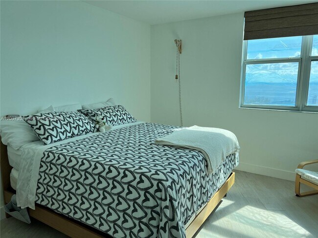 Building Photo - 2475 Brickell Ave