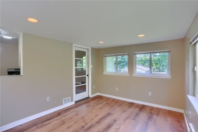 Building Photo - 194 Woodridge Dr