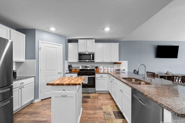 Building Photo - 511 Diamond Shls
