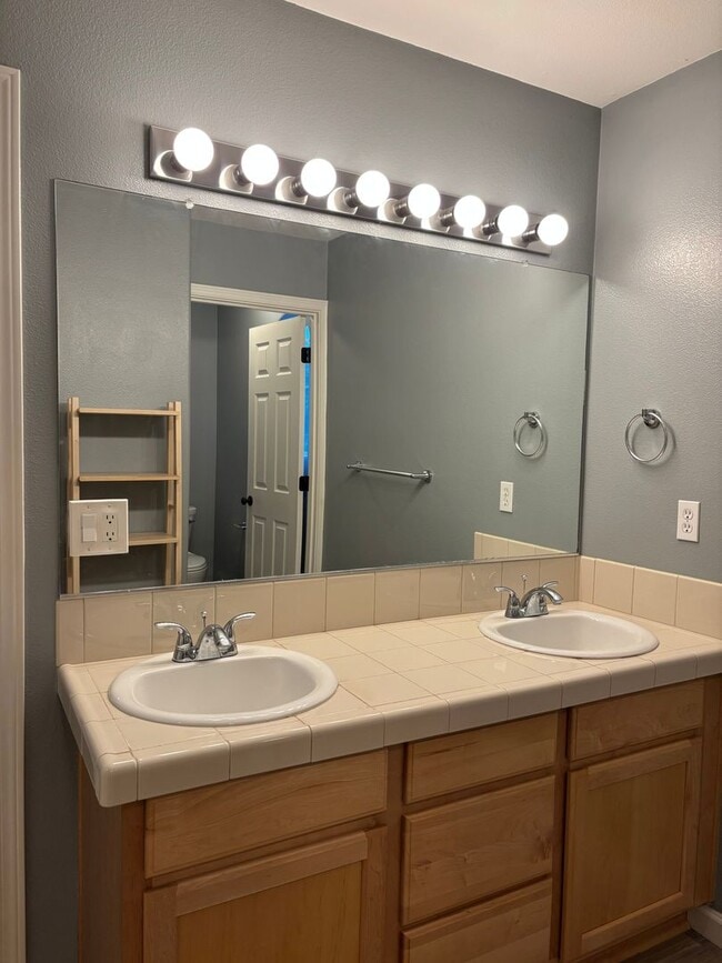 Building Photo - Beautiful 2 Story home in the Desirable Oa...