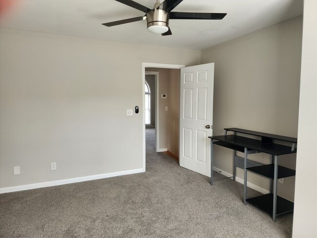 Building Photo - Lakeview Home!