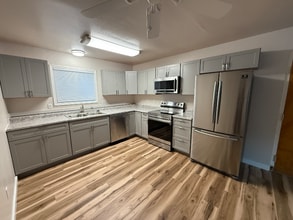 Building Photo - 533 Mumford St