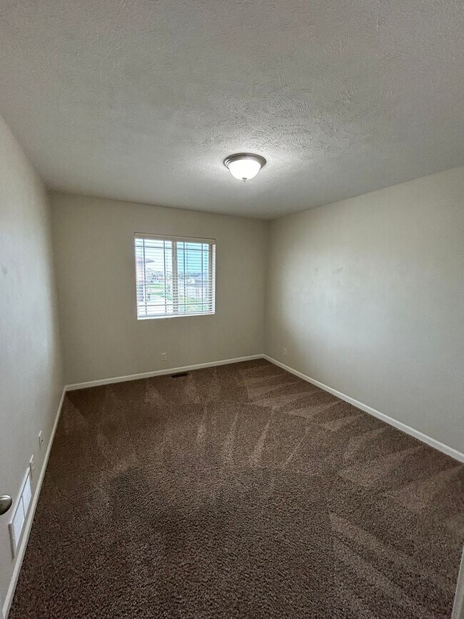 Building Photo - Beautiful, spacious, 4 bedroom, 3 bath tow...